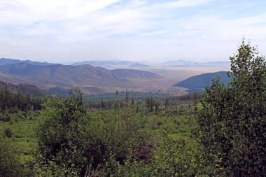 güzel manzaralı bulutlar dağ manzarası Sayany üzerinde