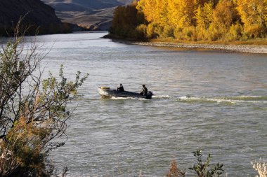 Yenisey Irmağı. Güzel Sibirya nehir ve mavi gökyüzü
