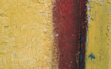 Ahşap üzerinde eski boya kalıntıları olan eski ahşap bir arka plan. Eski bir ağacın dokusu, eski bir ahşap arka plan soyma boyası. Kırık boyalı eski mavi tahta