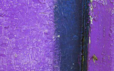 Ahşap üzerinde eski boya kalıntıları olan eski ahşap bir arka plan. Eski bir ağacın dokusu, eski bir ahşap arka plan soyma boyası. Kırık boyalı eski mavi tahta