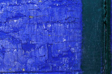 Ahşap üzerinde eski boya kalıntıları olan eski ahşap bir arka plan. Eski bir ağacın dokusu, eski bir ahşap arka plan soyma boyası. Kırık boyalı eski mavi tahta