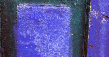 Ahşap üzerinde eski boya kalıntıları olan eski ahşap bir arka plan. Eski bir ağacın dokusu, eski bir ahşap arka plan soyma boyası. Kırık boyalı eski mavi tahta