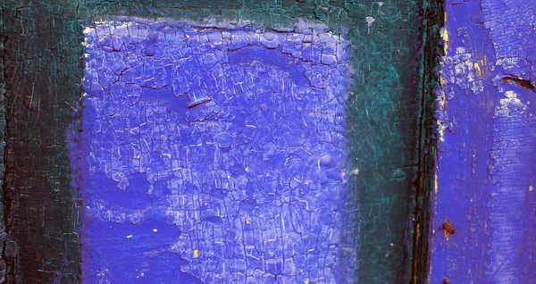 Ahşap üzerinde eski boya kalıntıları olan eski ahşap bir arka plan. Eski bir ağacın dokusu, eski bir ahşap arka plan soyma boyası. Kırık boyalı eski mavi tahta