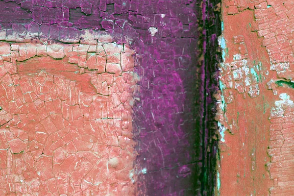 Ahşap üzerinde eski boya kalıntıları olan eski ahşap bir arka plan. Eski bir ağacın dokusu, eski bir ahşap arka plan soyma boyası. Kırık boyalı eski mavi tahta