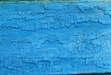 Ahşap üzerinde eski boya kalıntıları olan eski ahşap bir arka plan. Eski bir ağacın dokusu, eski bir ahşap arka plan soyma boyası. Kırık boyalı eski mavi tahta