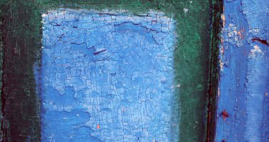 Ahşap üzerinde eski boya kalıntıları olan eski ahşap bir arka plan. Eski bir ağacın dokusu, eski bir ahşap arka plan soyma boyası. Kırık boyalı eski mavi tahta