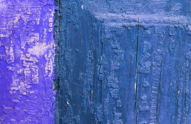 Ahşap üzerinde eski boya kalıntıları olan eski ahşap bir arka plan. Eski bir ağacın dokusu, eski bir ahşap arka plan soyma boyası. Kırık boyalı eski mavi tahta