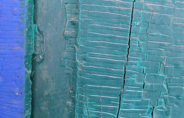 Ahşap üzerinde eski boya kalıntıları olan eski ahşap bir arka plan. Eski bir ağacın dokusu, eski bir ahşap arka plan soyma boyası. Kırık boyalı eski mavi tahta