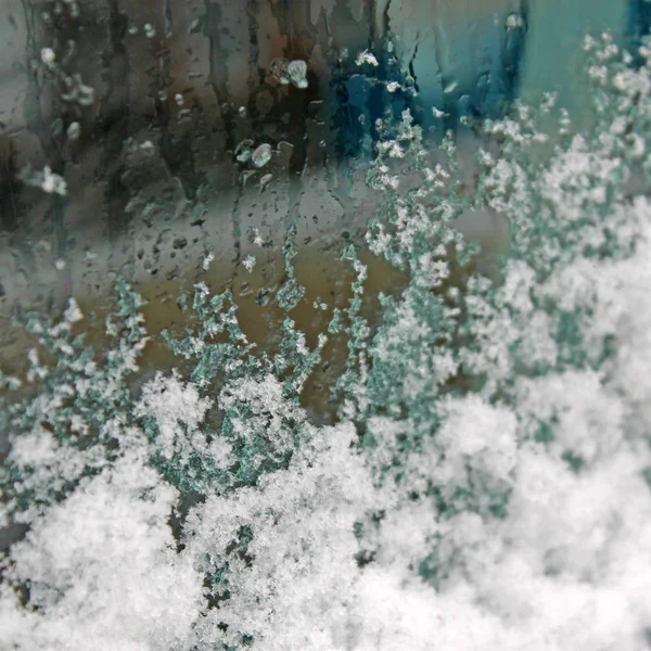 Derretendo neve no vidro. casco em vidro — Fotografia de Stock