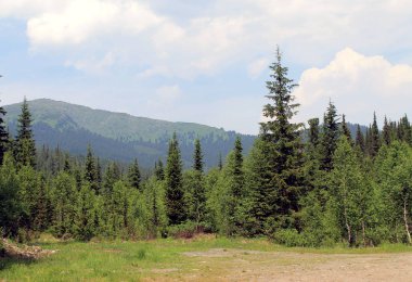 güzel manzaralı bulutlar dağ manzarası Sayany üzerinde
