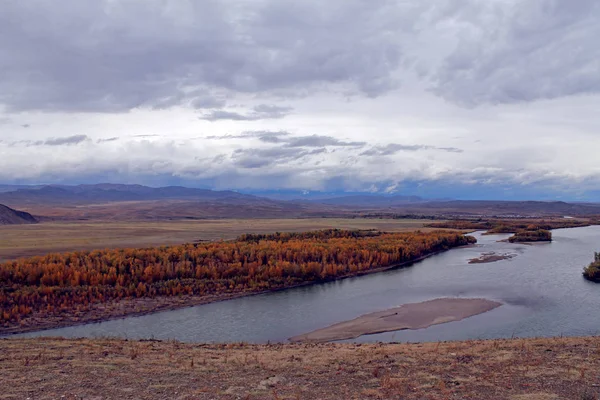 Řeky Jenisej. Krásný sibiřských řek a modrá obloha — Stock fotografie