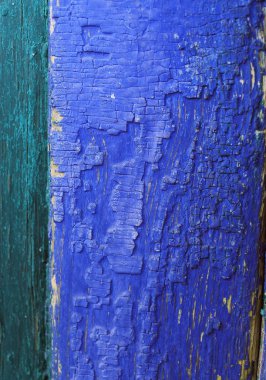 Ahşap üzerinde eski boya kalıntıları olan eski ahşap bir arka plan. Eski bir ağacın dokusu, eski bir ahşap arka plan soyma boyası. Kırık boyalı eski mavi tahta