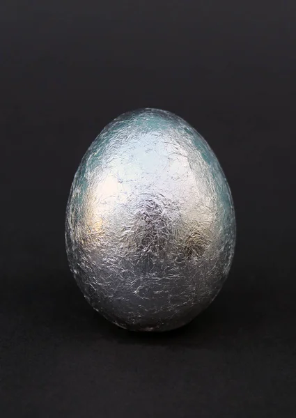 Huevo de Pascua de plata aislado sobre fondo blancohuevos y narcisos — Foto de Stock