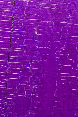 Ahşap üzerinde eski boya kalıntıları olan eski ahşap bir arka plan. Eski bir ağacın dokusu, eski bir ahşap arka plan soyma boyası. Kırık boyalı eski mavi tahta