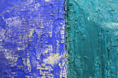 Ahşap üzerinde eski boya kalıntıları olan eski ahşap bir arka plan. Eski bir ağacın dokusu, eski bir ahşap arka plan soyma boyası. Kırık boyalı eski mavi tahta