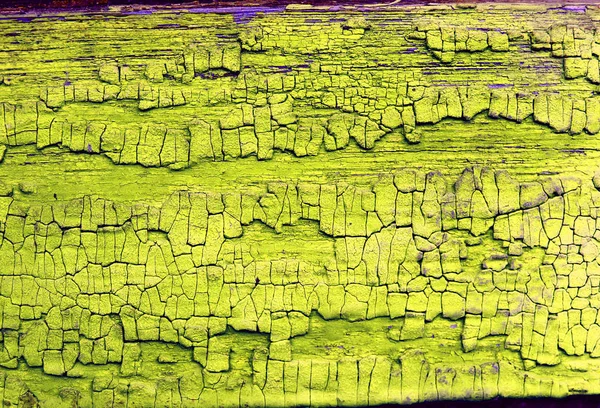 Gammal trä bakgrund med rester av bitar av rester av gammal färg på trä. Textur av ett gammalt träd, vintage trä bakgrund skalning färg. gammal blå bräda med sprucken färg — Stockfoto