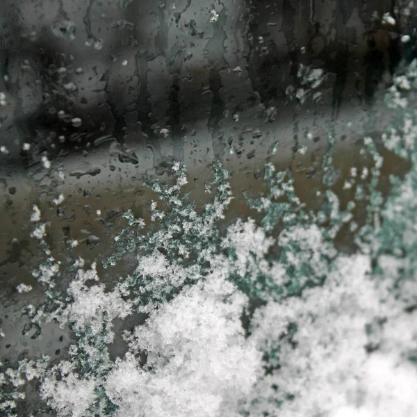 Derretendo neve no vidro. casco em vidro — Fotografia de Stock