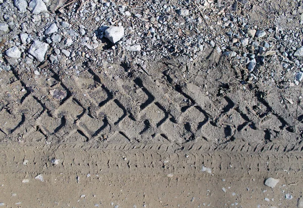 Pistas de neumáticos de coche en la realeza pista lodosa mojada, carretera, fondo abstracto, material de textura. Pista de neumáticos en arena de tierra o barro, tono retro, tono grunge, conducir en arena, fuera de la carretera Imagen De Stock