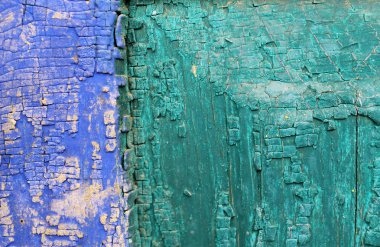 Ahşap üzerinde eski boya kalıntıları olan eski ahşap bir arka plan. Eski bir ağacın dokusu, eski bir ahşap arka plan soyma boyası. Kırık boyalı eski mavi tahta
