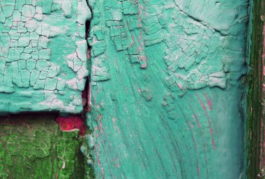 Ahşap üzerinde eski boya kalıntıları olan eski ahşap bir arka plan. Eski bir ağacın dokusu, eski bir ahşap arka plan soyma boyası. Kırık boyalı eski mavi tahta