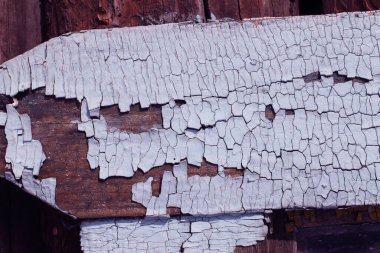 Kabuğu soyulmuş eski ahşap doku çatlak boyalı eski mavi tahta, eski ahşap arka plan, grunge kalas. Ahşap üzerinde eski boya kalıntıları olan eski ahşap bir arka plan. Eski bir ağacın dokusu, boyalı bir tahta, eski bir arkaplan.