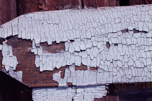 Kabuğu soyulmuş eski ahşap doku çatlak boyalı eski mavi tahta, eski ahşap arka plan, grunge kalas. Ahşap üzerinde eski boya kalıntıları olan eski ahşap bir arka plan. Eski bir ağacın dokusu, boyalı bir tahta, eski bir arkaplan.