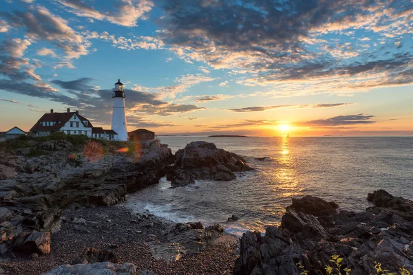Gündoğumu Portland fenerinde Cape Elizabeth, New England, Maine, ABD.