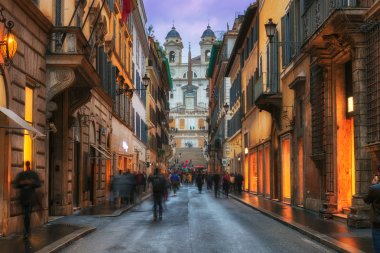 Akşam görünümü eski Roma, İtalya İspanyol merdivenleri yakınında sokak rahat. Roma'nın gece cityscape. 