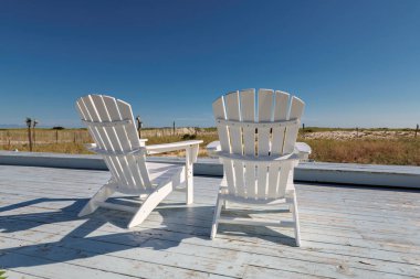 Cape Cod, Massachusetts, ABD güneşli yaz günü plajda plaj sandalyeleri. Yaz tatil ve seyahat kavramı.  