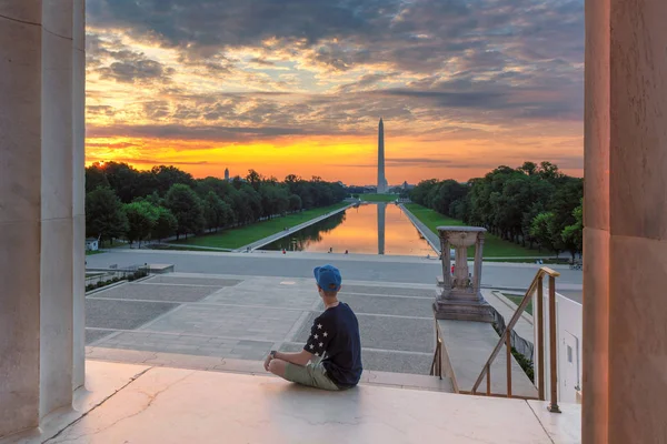 Tinédzser Megfelel Napkelte Lincoln Memorial Nyári Reggel Washington Emlékmű Napkelte — Stock Fotó