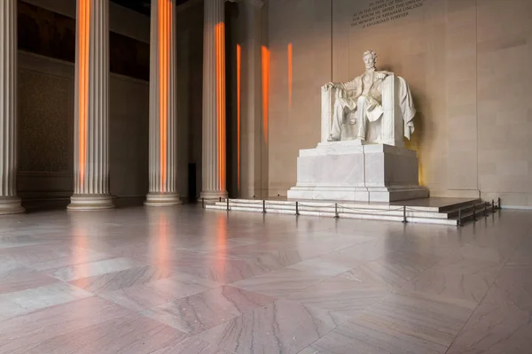 林肯纪念馆室内日出在华盛顿国家购物中心 — 图库照片