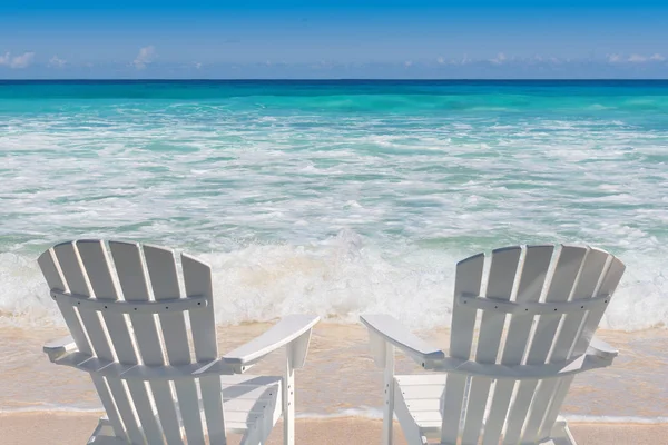 沙滩椅在沙滩上 棕榈和绿松石海 暑假和旅行概念 — 图库照片