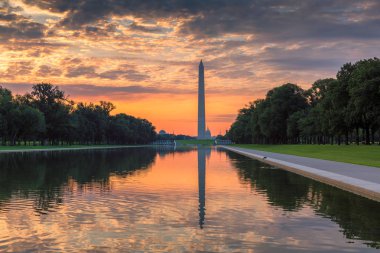 Lincoln Anıtı, Washington Dc, ABD tarafından yeni yansıtan havuzundan gündoğumu, Washington Anıtı.
