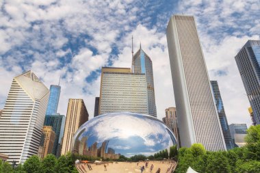 Bir Chicago bina Chicago fasulye, Millenium Park, Chicago Belediyesi, ABD bir aynadaki yansıma.