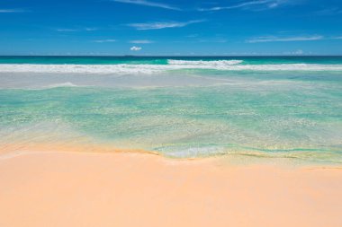 Sandy beach ve turkuaz denizde Cennet Adası. Yaz tatil ve seyahat kavramı.  