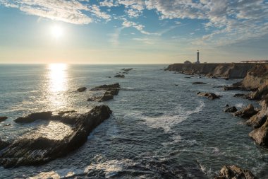 Point Arena deniz feneri Mendocino County, Kuzey Kaliforniya Sahili gün batımı görünümü. 
