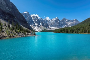 Banff Ulusal Parkı 'ndaki Moraine Gölü, Alberta, Kanada.
