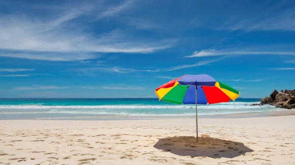 带五颜六色雨伞的热带海滩 暑假和旅行概念 — 图库照片