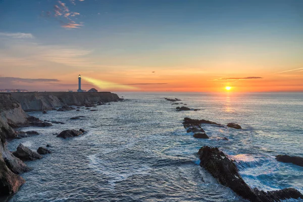 Point Arena deniz feneri Mendocino County, Kuzey Kaliforniya Sahili gün batımı görünümü. 