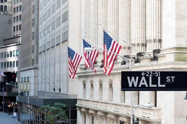 Firma Wall Street Con Banderas Americanas Bolsa Nueva York Ciudad —  Fotos de Stock