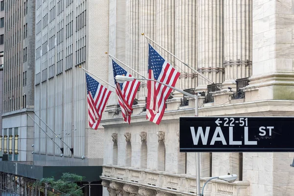 New York 'ta borsa geçmişi olan Wall Street tabelası..