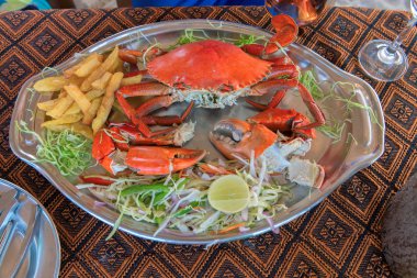 Büyük yengeçler ve sebze beach Restaurant, Goa, Hindistan. 