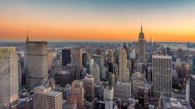 Günbatımında New York City silueti, ABD.