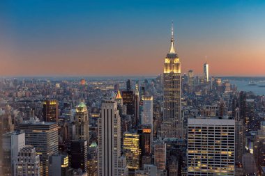 New York şehri. Manhattan şehir siluetinin batımında Empire State Binası, Ny, ABD ile.