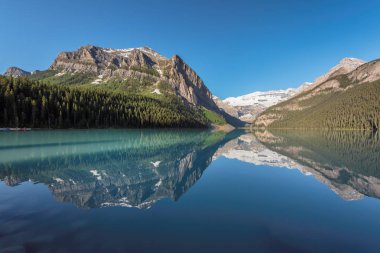 Güzel Lake Louise üstündeki zirveleri karla kaplı Rocky Dağları, Banff National Park, Amerika Birleşik Devletleri ile.