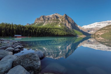 Güzel Lake Louise dağ Gölü üzerindeki zirveleri karla kaplı Rocky Dağları, Banff National Park, Amerika Birleşik Devletleri ile.