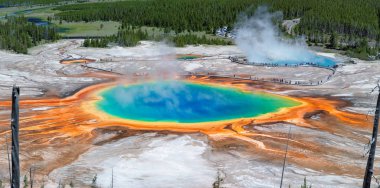 Grand Prismatic bahar Yellowstone Milli Parkı'nda panoramik görünüm.
