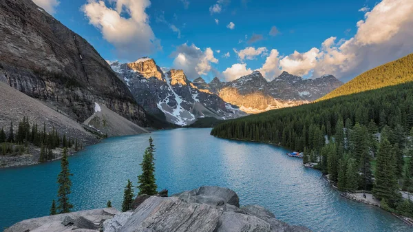 Hermosas Aguas Turquesas Del Lago Moraine Amanecer Con Montañas Rocosas — Foto de Stock