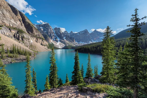 Belle Acque Turchesi Del Lago Morena Con Montagne Rocciose Innevate — Foto Stock