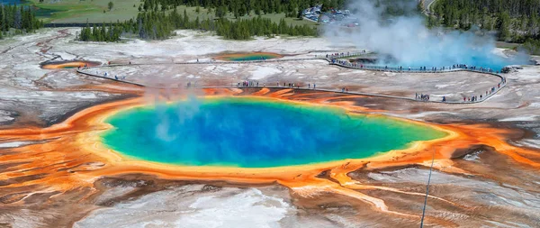 Grand Prismatic bahar Yellowstone Milli Parkı'nda panoramik görünüm.